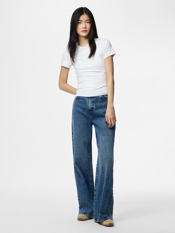 Maglietta 'PCLULA' di PIECES in bianco