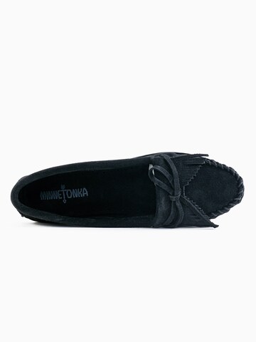 Minnetonka - Mocassins 'Kilty' em preto