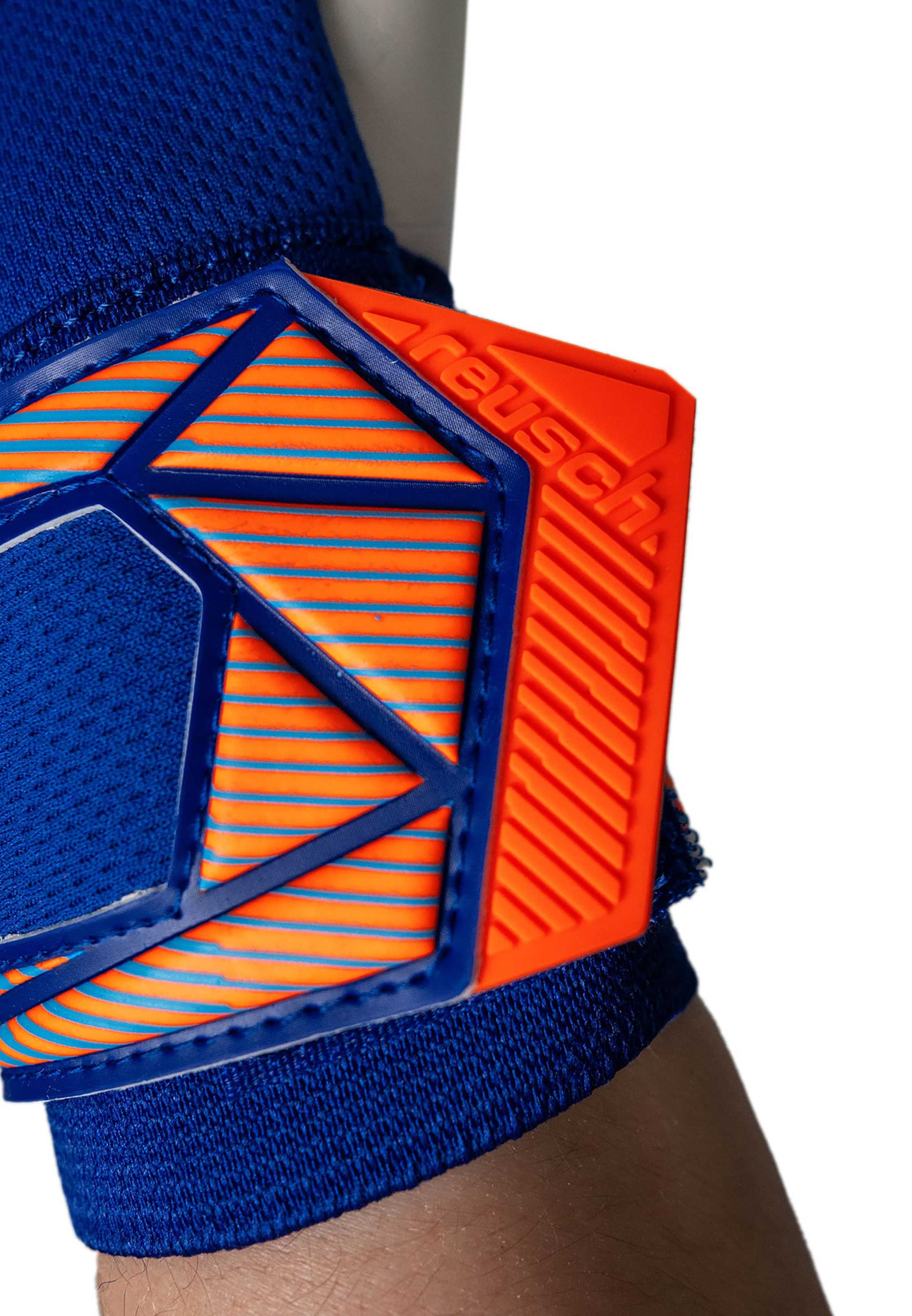 REUSCH Sports gloves 'Attrakt Freegel Advance' in Blue