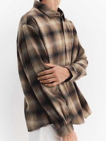 Pull&BearComfort Fit Košulja - smeđa boja