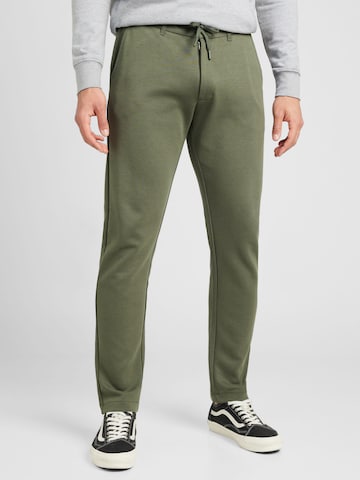 QS Tapered Broek in Groen: voorkant