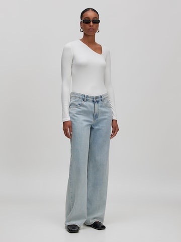 balts EDITED T-Krekls 'Rufina'