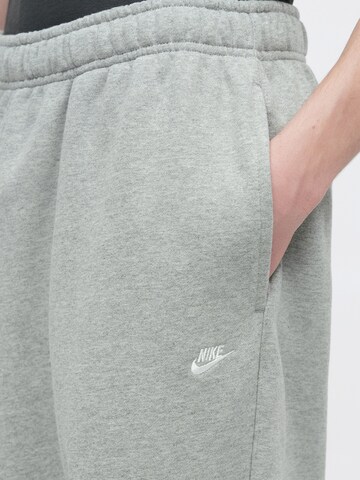 Loosefit Pantalon 'CLUB OS' Nike Sportswear en gris