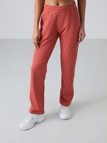 Tommy Life Sportbroek in Rood: voorkant