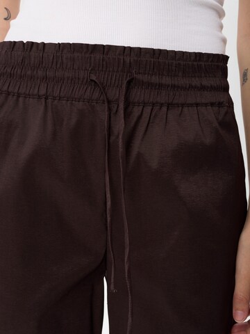 NÜMPH Regular Broek ' NUSUSAN ' in Bruin