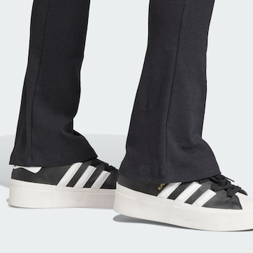 ADIDAS ORIGINALS Rozkloszowany krój Spodnie 'Essentials' w kolorze czarny