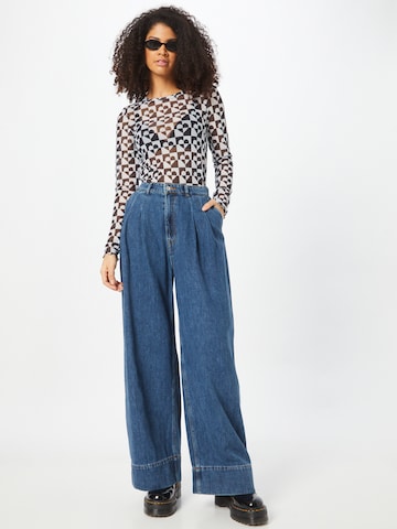 Wide leg Pantaloni cu cute de la Monki pe albastru