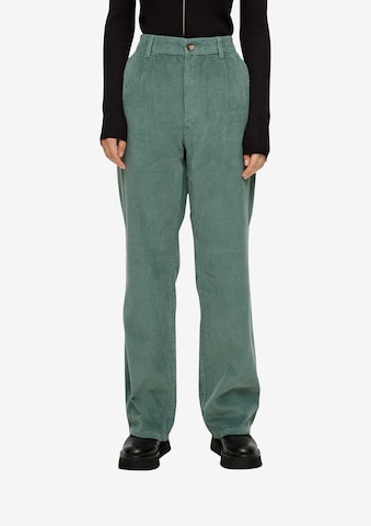 QS Regular Pleat-Front Pants in Green: front