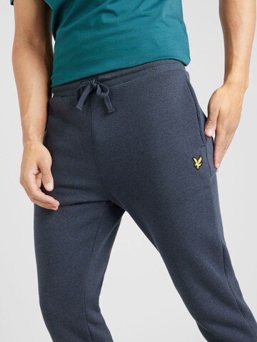 Effilé Pantalon Lyle & Scott en gris