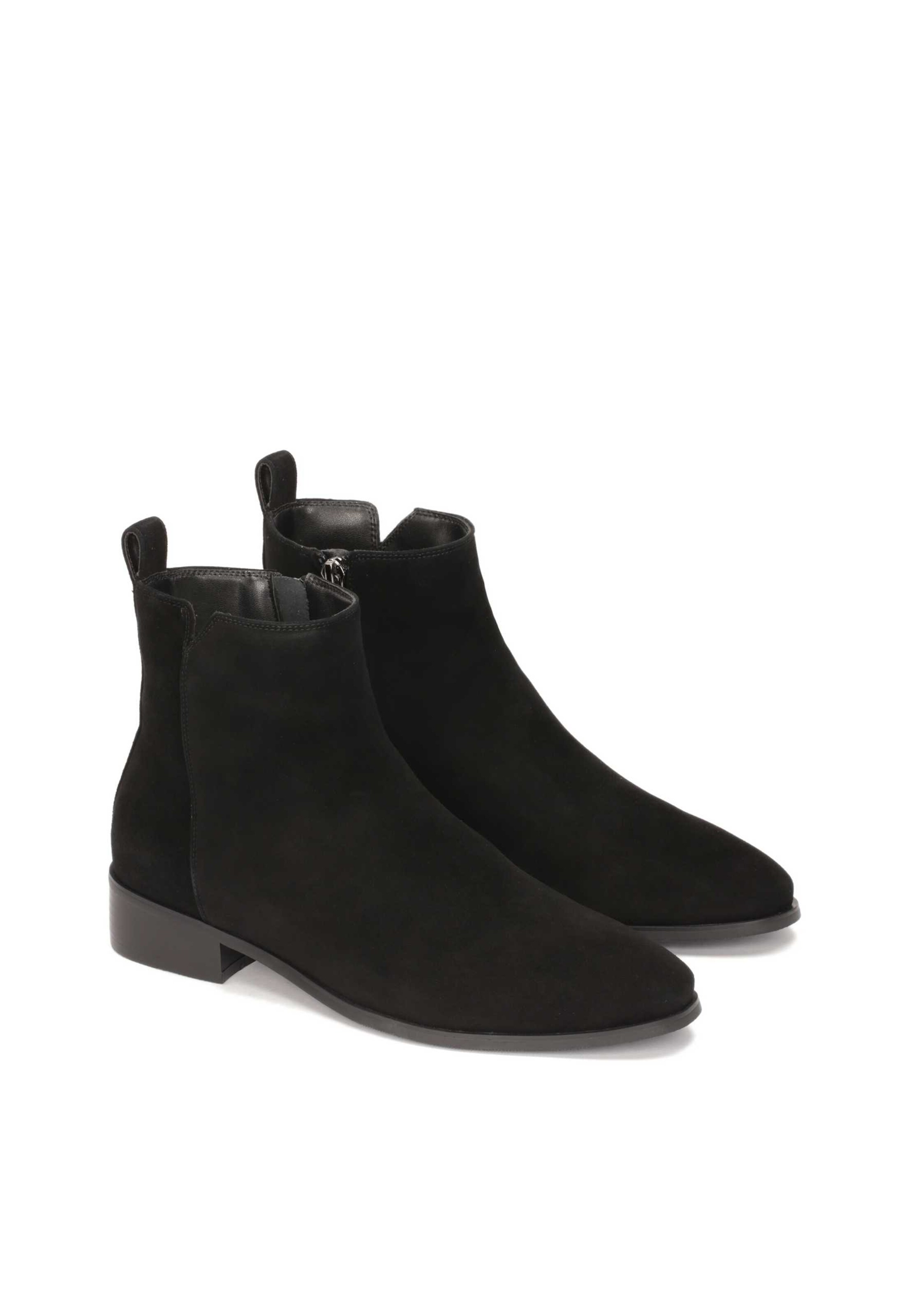 Kazar Poolsaabas, värv must