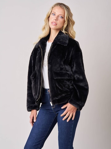 Deeluxe Between-Seasons Coat in Black