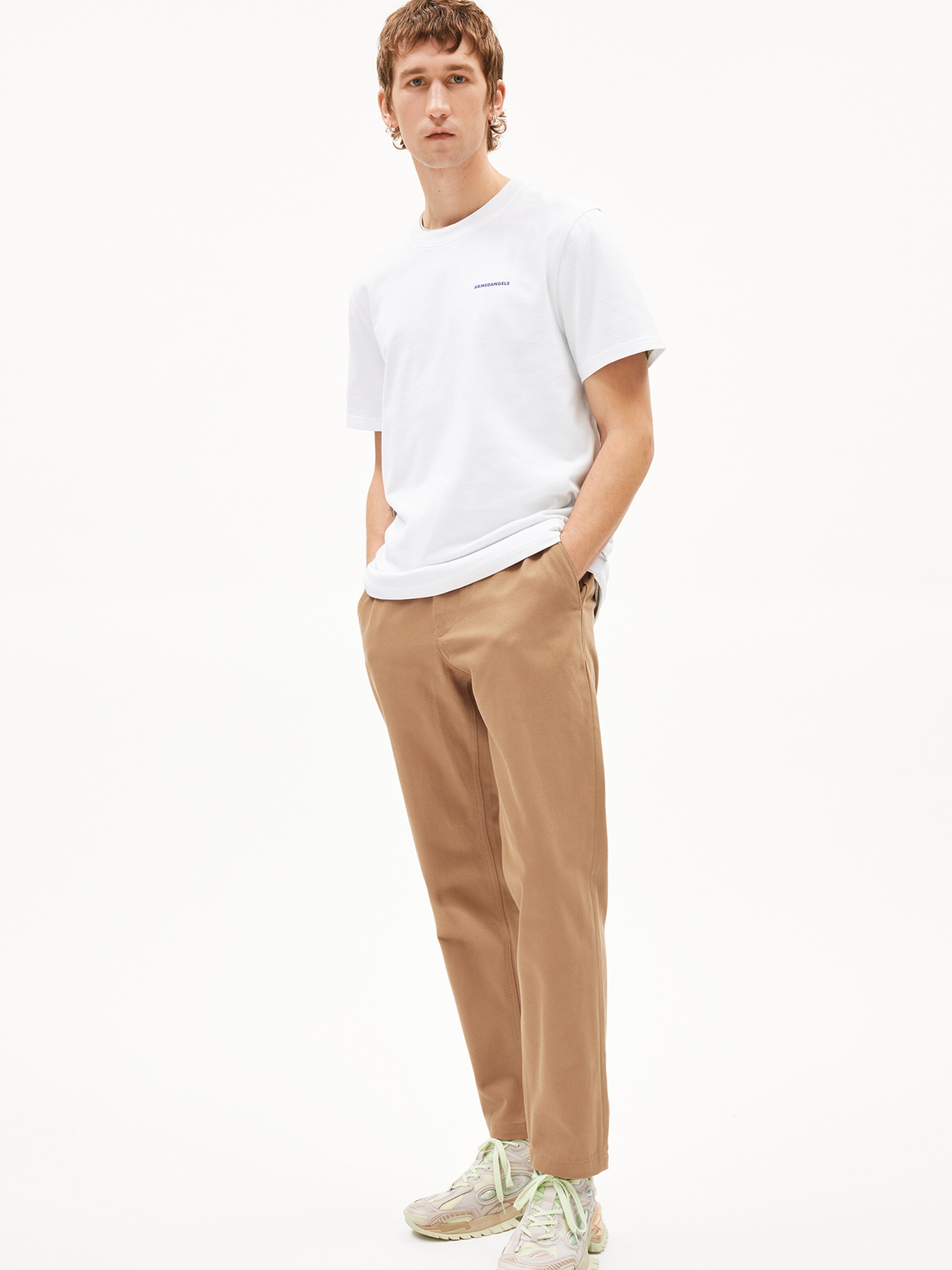 ARMEDANGELS Tapered Broek ' ANAAR PREMIUM ' in Bruin: voorkant