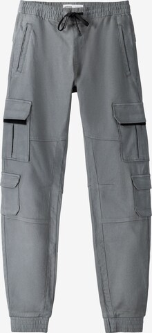 Bershka Cargo Pants in Grey: front