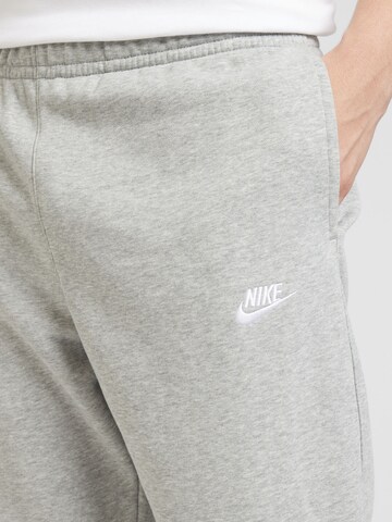 Nike Sportswear - regular Pantalón en gris
