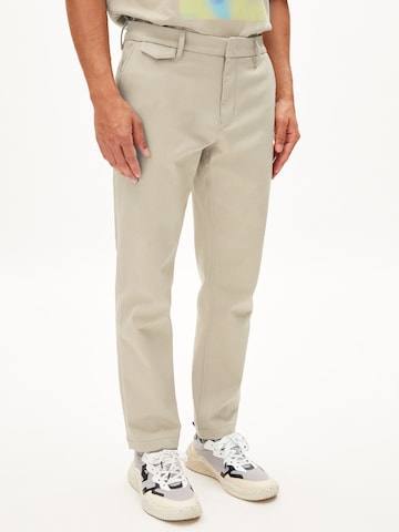 Effilé Pantalon 'Alvaro' ARMEDANGELS en beige : devant