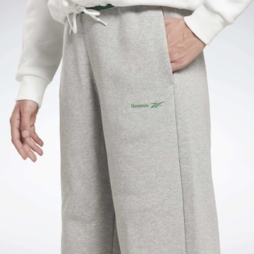 Reebok - Loosefit Pantalón deportivo en gris