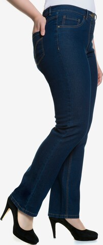 Ulla Popken Regular Jeans in Blauw: voorkant