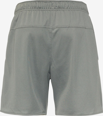 NIKE Regular Sportshorts in Grau