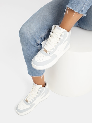 Baskets hautes Bershka en gris : devant