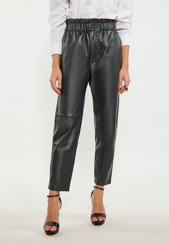 faina Regular Trousers in Black: front