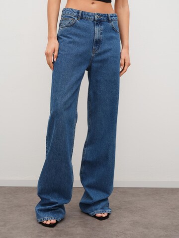 RÆRE by Lorena Rae Regular Jeans 'Anais Tall' in Blue: front