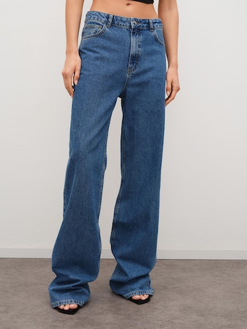 RÆRE by Lorena Rae Regular Jeans 'Anais Tall' in Blue: front