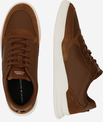 TOMMY HILFIGER Sneaker in Braun