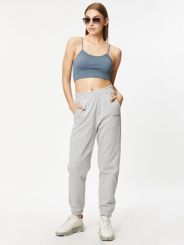 Effilé Pantalon de sport Hummel en gris