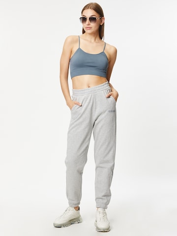 Tapered Pantaloni sportivi di Hummel in grigio