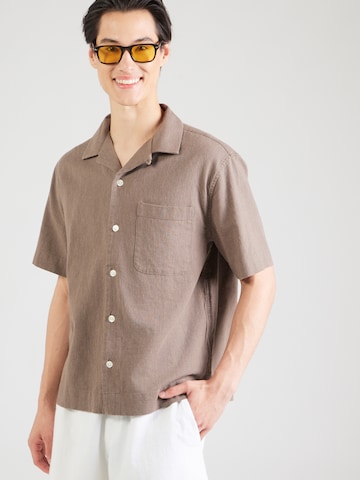 Coupe regular Chemise Abercrombie & Fitch en marron : devant
