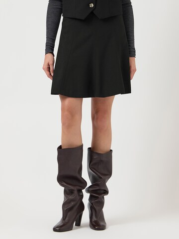 Gonna 'YASRiu' di YAS in nero: frontale