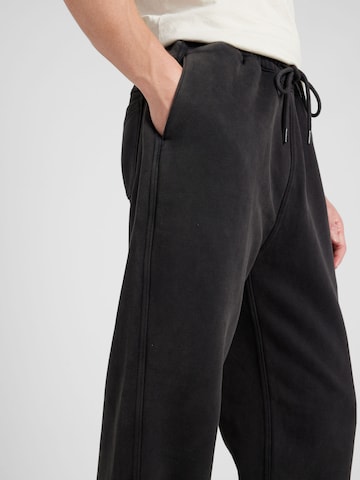 Abercrombie & Fitch Zwężany krój Spodnie 'ESSENTIAL' w kolorze czarny