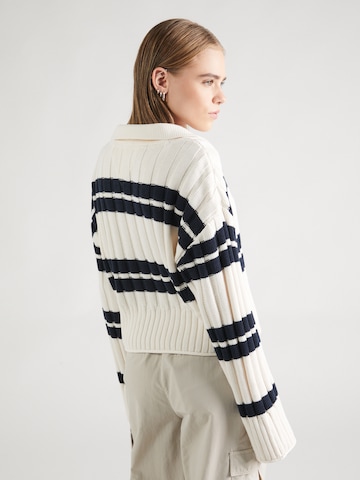 Pull-over Tommy Jeans en blanc