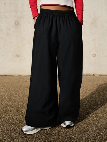 self. Wide leg Broek in Zwart: voorkant
