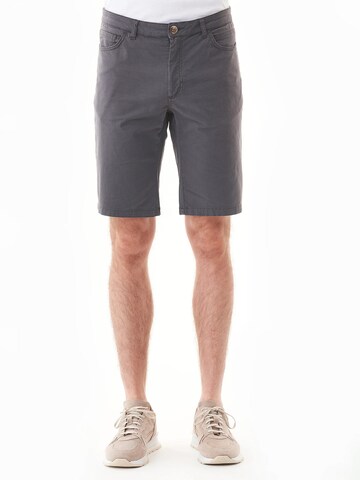Organication Regular Shorts in Grau: Vorderseite