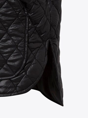 Rivus Vest in Black