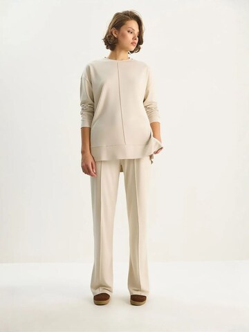 Bianco Lucci - Roupa de casa em bege: frente