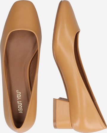 ABOUT YOU - Sapatos de salto 'Fiona' em bege