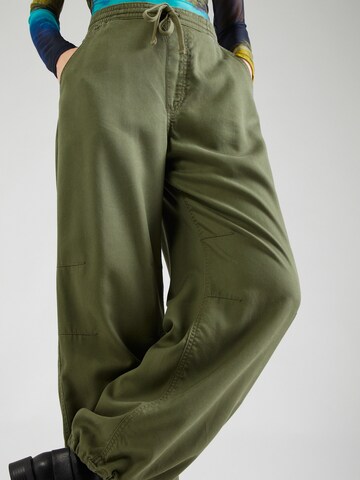 HOLLISTER - Tapered Pantalón en verde