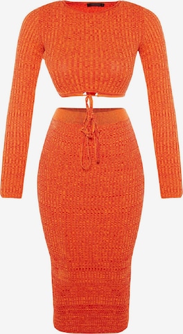 Costume Trendyol en orange : devant