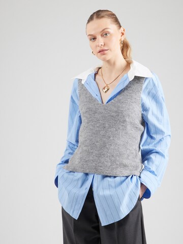 NÜMPH Gebreide bodywarmer in Grijs: voorkant