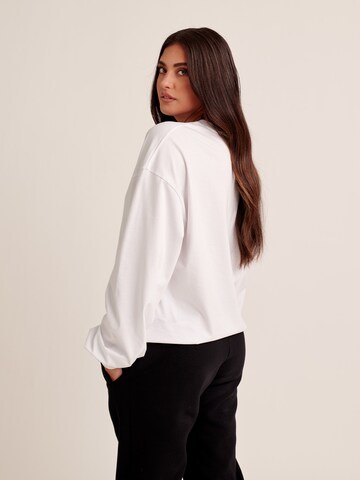 ABOUT YOU x Antonia T-shirt 'Rieke' i vit