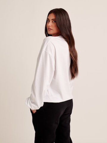 ABOUT YOU x Antonia Bluser & t-shirts 'Rieke' i hvid
