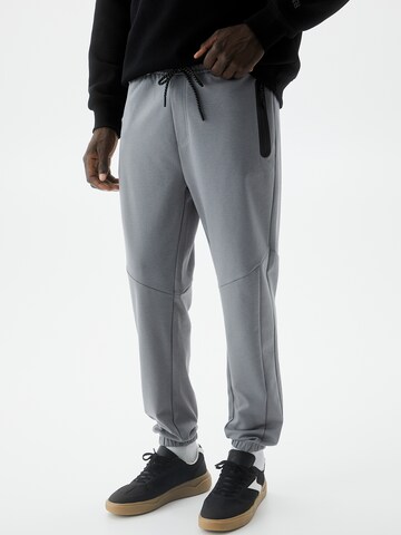 Pull&Bear Tapered Broek in Grijs: voorkant