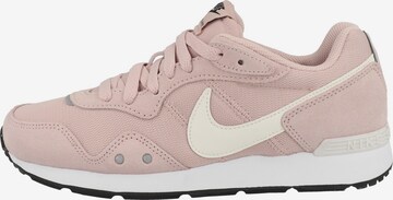 Baskets basses 'Venture Runner' Nike Sportswear en rose