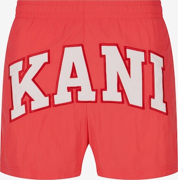 Pantaloncini da surf 'Serif' di Karl Kani in rosso: frontale