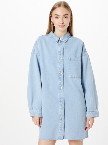 Robe-chemise NA-KD en bleu : devant