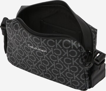 Calvin Klein Skuldertaske 'Must' i sort