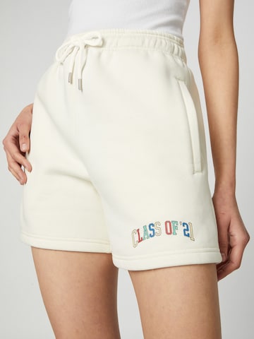 ABOUT YOU Limited - regular Pantalón 'Gwen' en blanco