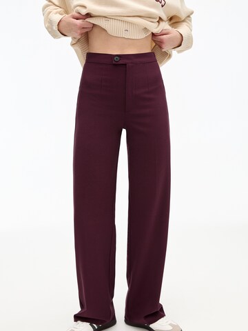 Pull&Bear Loose fit Trousers with creases in Red: front